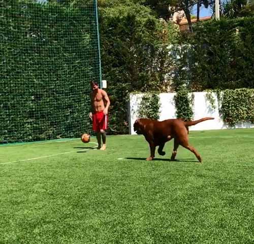 Messi terlihat sedang bermain dengan Hulk di lapangan sepakbola kecilnya